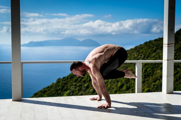 Martin Sittek in bakasana pose