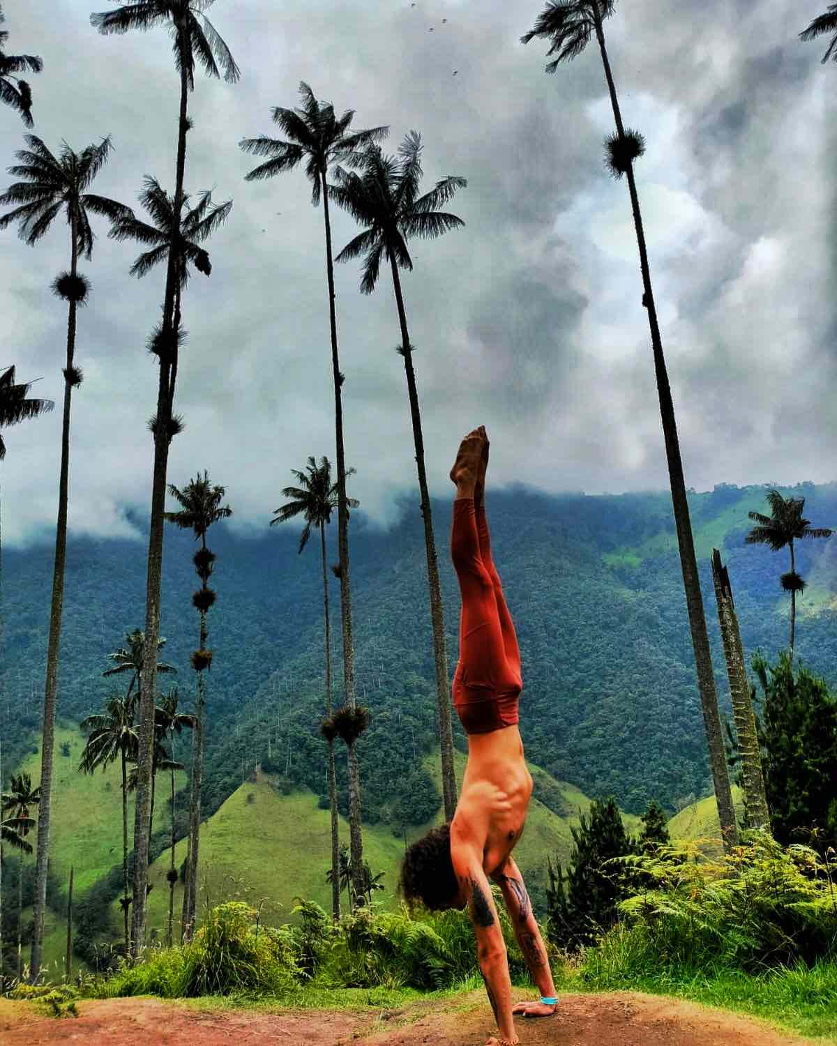 Aris Papas in handstand