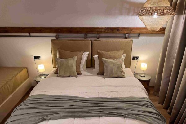 IMG_0468 (2)_11zon a bedroom with 2 lights and 4 pillows