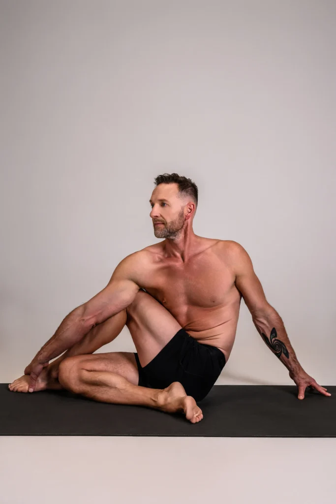 Martin Sittek Alpha Yoga School Ardha Matsyendrasana