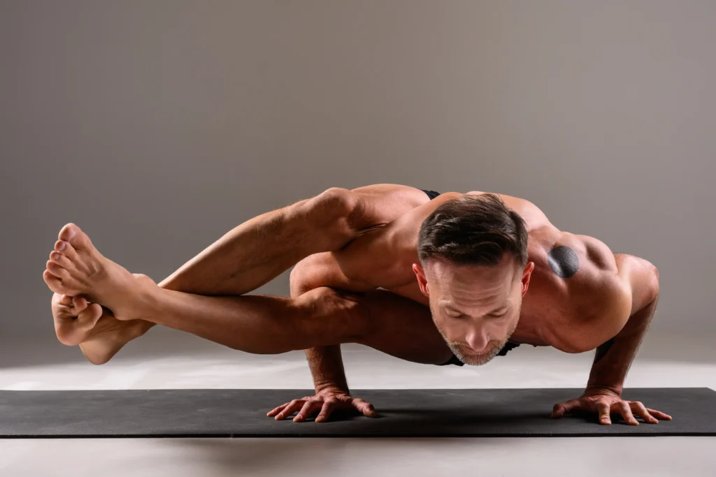 Martin Sittek Alpha Yoga School Martin Sittek Ashtavakrasana